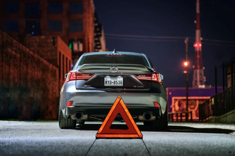 車子原廠只配一個三角警示牌，而老司機都會放兩個，你知道原因嗎